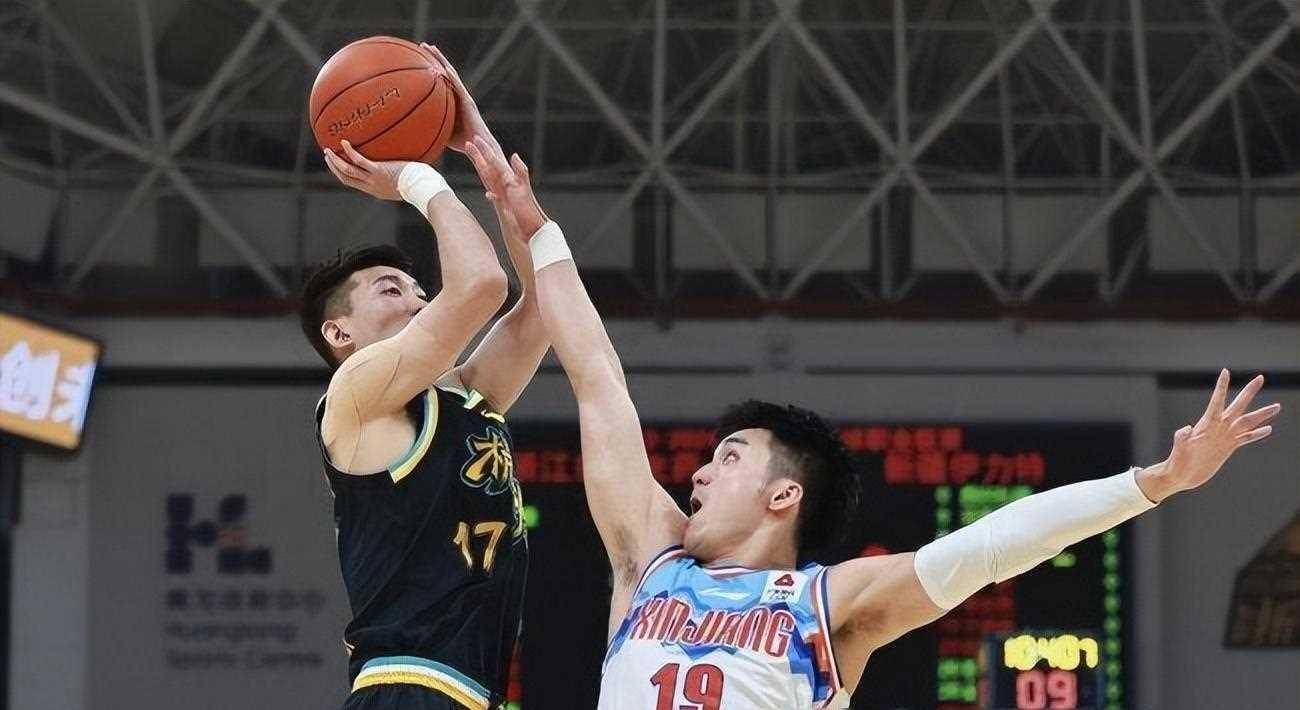 球员们在篮球比赛中展现出色技巧
