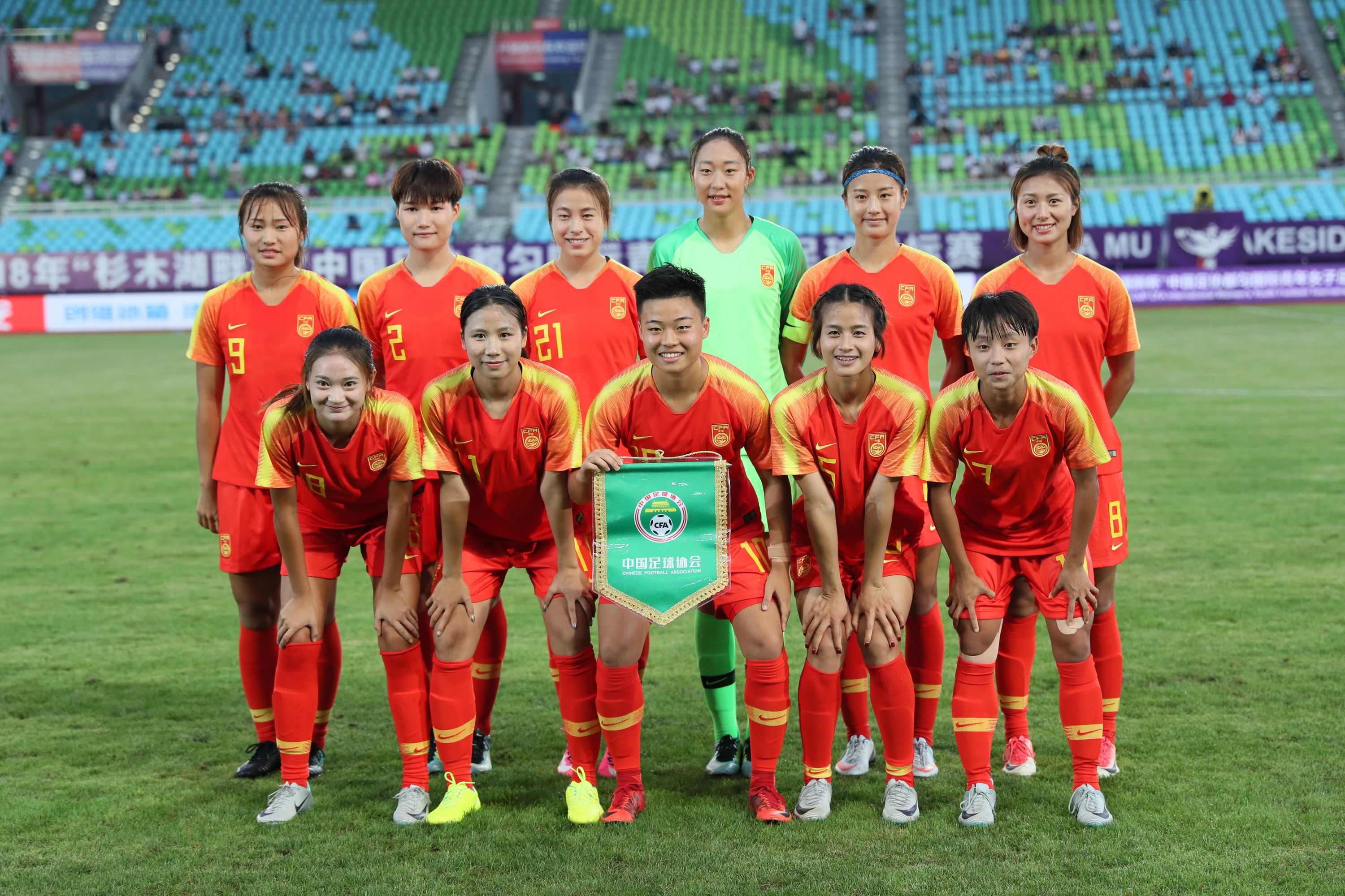 国际足球赛事中，女球员展现实力