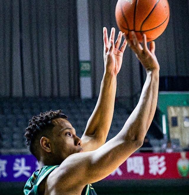 三分球绝杀惊艳全场，球队士气高昂的简单介绍