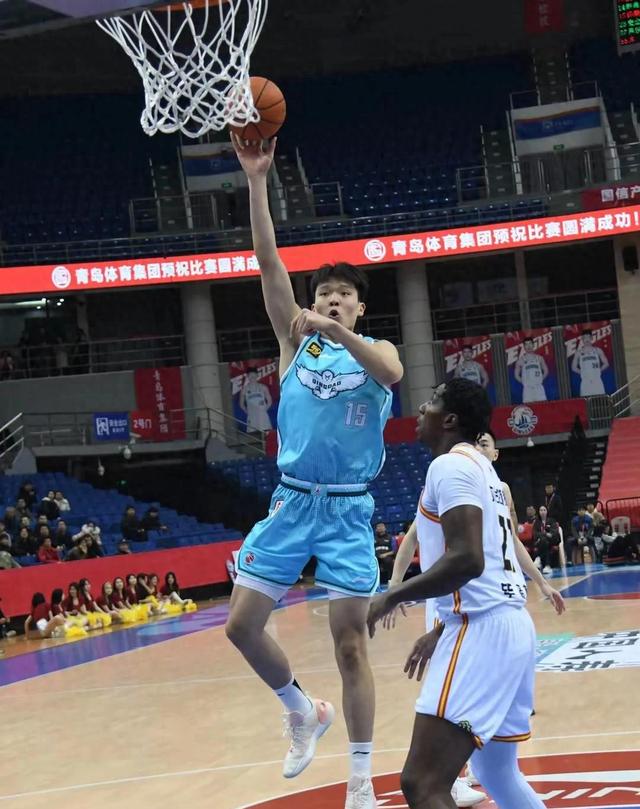 青岛男篮再次获胜，稳坐榜首